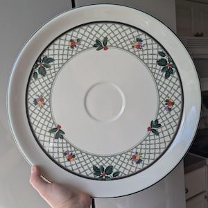 Vintage Mikasa Heritage Christmas Story Platter - CAB08 - Retro Mikasa Christmas Chip Plate