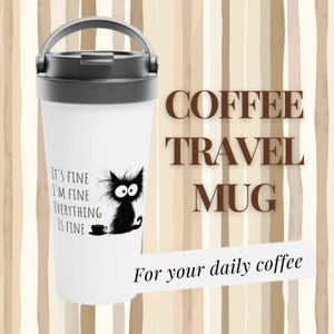 Può includere: Tazza da viaggio bianca con un'illustrazione di un gatto nero e il testo "It's fine I'm fine Everything is fine". La tazza ha un coperchio nero e un manico. Il testo "COFFEE TRAVEL MUG" è scritto in lettere marroni su uno sfondo a righe. Il testo "For your daily coffee" è scritto in lettere marroni su uno sfondo bianco.