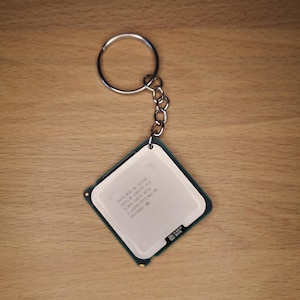 Porte-clés processeur recyclé – cadeau geek original, accessoire informatique, upcycling high-tech, cadeau pour technicien ou informaticien