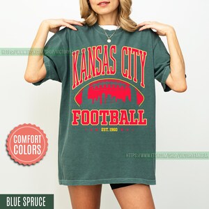 Camiseta de fútbol americano de Kansas City con colores cómodos, estilo vintage, camiseta de fútbol americano de Kansas City, camiseta de fútbol americano de los Chiefs, regalos para fanáticos de Kansas City FCY8 imagen 7