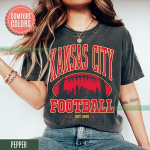 Camiseta de fútbol americano de Kansas City con colores cómodos, estilo vintage, camiseta de fútbol americano de Kansas City, camiseta de fútbol americano de los Chiefs, regalos para fanáticos de Kansas City FCY8 imagen 2