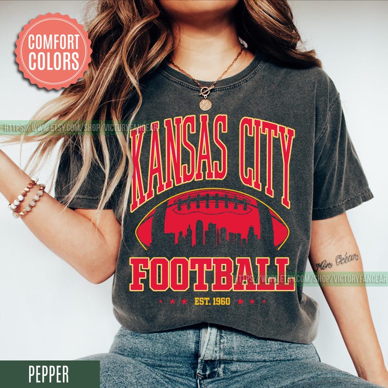 Camiseta de fútbol americano de Kansas City con colores cómodos, estilo vintage, camiseta de fútbol americano de Kansas City, camiseta de fútbol americano de los Chiefs, regalos para fanáticos de Kansas City FCY8 imagen 2