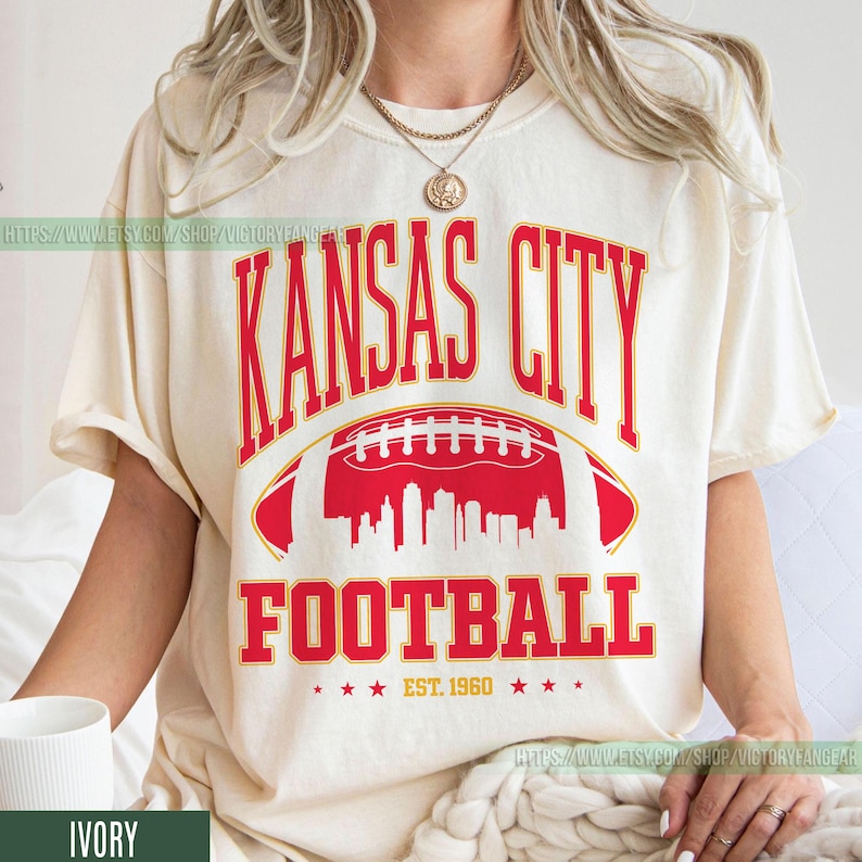 Camiseta de fútbol americano de Kansas City con colores cómodos, estilo vintage, camiseta de fútbol americano de Kansas City, camiseta de fútbol americano de los Chiefs, regalos para fanáticos de Kansas City FCY8 imagen 1