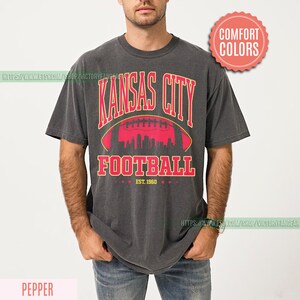 Camiseta de fútbol americano de Kansas City con colores cómodos, estilo vintage, camiseta de fútbol americano de Kansas City, camiseta de fútbol americano de los Chiefs, regalos para fanáticos de Kansas City FCY8 imagen 4