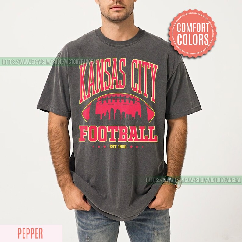Camiseta de fútbol americano de Kansas City con colores cómodos, estilo vintage, camiseta de fútbol americano de Kansas City, camiseta de fútbol americano de los Chiefs, regalos para fanáticos de Kansas City FCY8 imagen 4