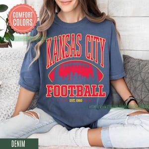 Camiseta de fútbol americano de Kansas City con colores cómodos, estilo vintage, camiseta de fútbol americano de Kansas City, camiseta de fútbol americano de los Chiefs, regalos para fanáticos de Kansas City FCY8 imagen 6