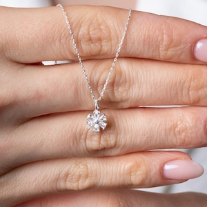 Dainty Diamond Flower Necklace, Minimalist Flower Necklace, Love Gift, Tiny Diamond Flower Necklace, Flower Jewelry, Anniversary Gift