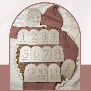 Cartes bébé jalon arquées – Double face texturé lin | Motif fleurs sauvages gravées | Jalons mensuels personnalisés pour bébé + panneaux indiquant le nom de l'hôpital