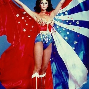 Cape MEGA Wonder Woman - glorieuse réplique de la cape WW de Lynda Carter... Satin liquide fluide... Accent parfait pour votre déguisement Wonder Woman...