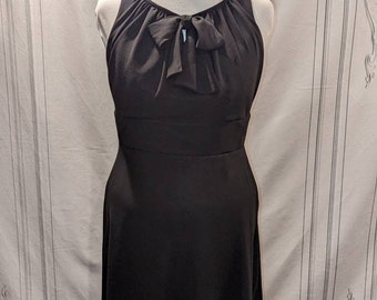 Superbe robe noire en forme de sablier en polyester crêpe entièrement doublée... Noeud amovible... Taille 16 XXL... Buste 46... Robe de bureau... Cocktails...