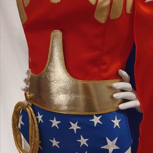 Costume Wonder Woman classique complet de Lynda Carter saison 2 : corset emblème, ceinture, diadème, poignets et votre choix de bas avec cape... image 6