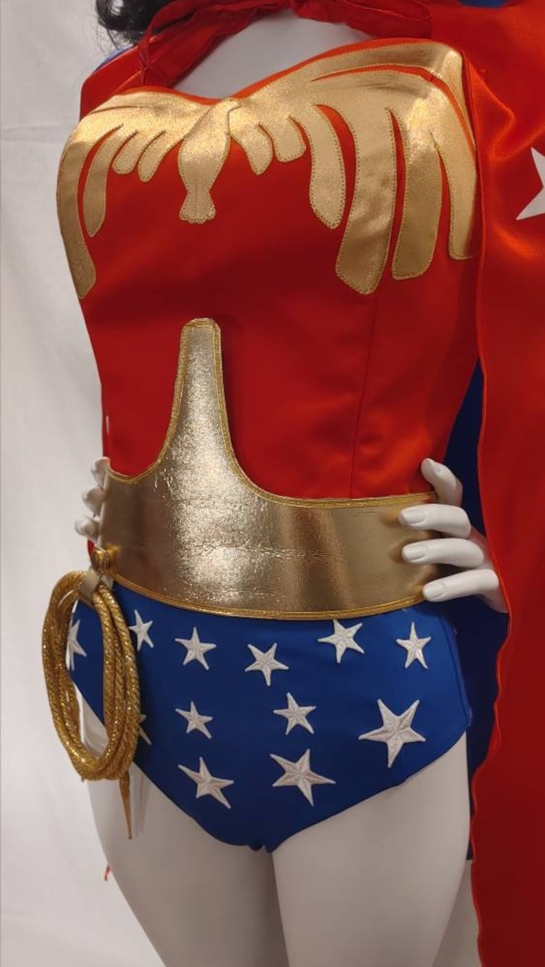 Costume Wonder Woman classique complet de Lynda Carter saison 2 : corset emblème, ceinture, diadème, poignets et votre choix de bas avec cape... image 6