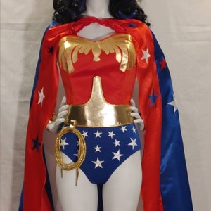 Costume Wonder Woman classique complet de Lynda Carter saison 2 : corset emblème, ceinture, diadème, poignets et votre choix de bas avec cape... image 10