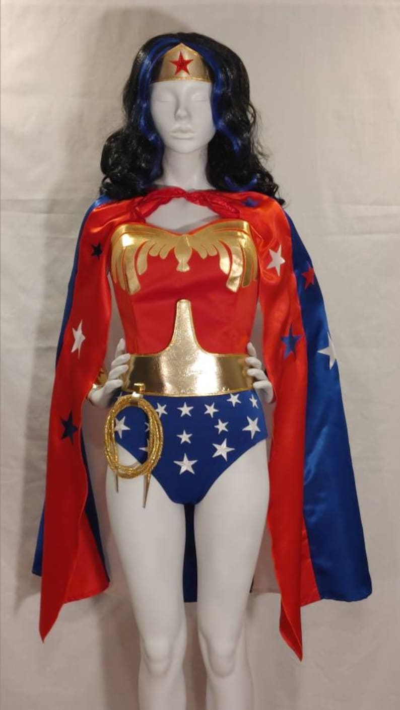 Costume Wonder Woman classique complet de Lynda Carter saison 2 : corset emblème, ceinture, diadème, poignets et votre choix de bas avec cape... image 10