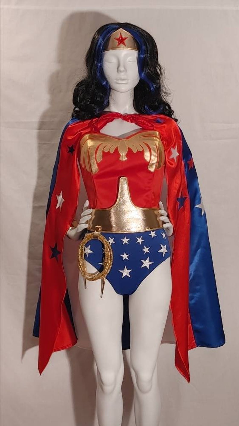 Costume Wonder Woman classique complet de Lynda Carter saison 2 : corset emblème, ceinture, diadème, poignets et votre choix de bas avec cape... image 3