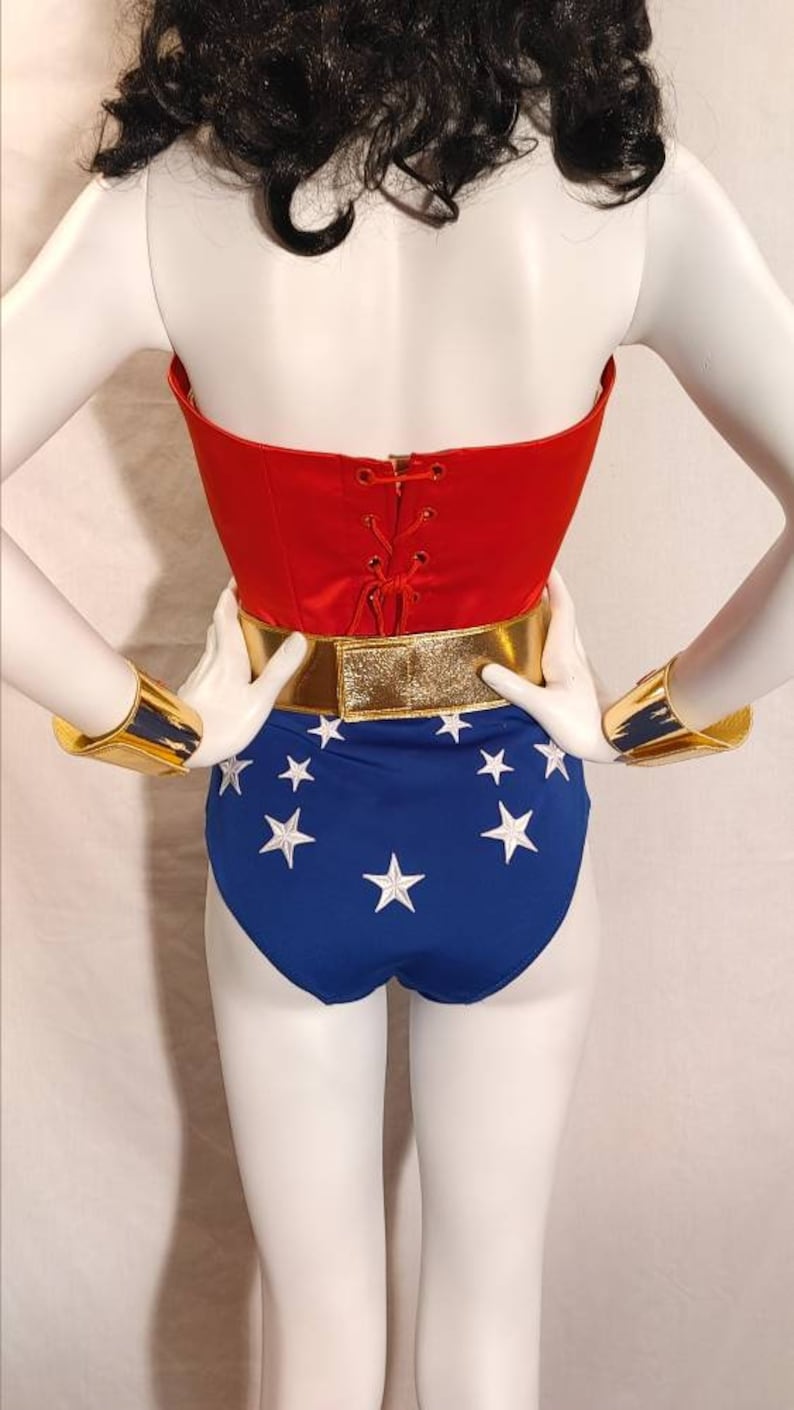 Costume Wonder Woman classique complet de Lynda Carter saison 2 : corset emblème, ceinture, diadème, poignets et votre choix de bas avec cape... image 4