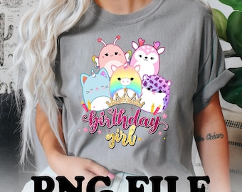 Puede incluir: Una camiseta gris con un gráfico colorido de personajes de dibujos animados y el texto "birthday girl".
