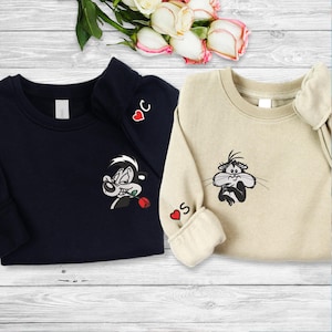 Moletom bordado com capuz de casal de desenho animado | Moletom com bolso Pepe Le Pew Penelope | Coração na manga, gola redonda para o dia dos namorados | Presente para ele