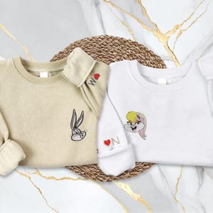 Sudadera con capucha y bolsillo con dibujos animados bordados / Sudadera con pareja de Lola Bugs Bunny / Cuello redondo con corazón en la manga para San Valentín / Regalo para él