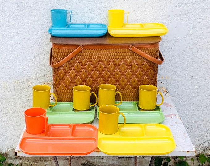 Classic Vintage Woven Picnic Basket Redmon Brand, Peru, IND, Includes 6 Retro Lunch Trays and