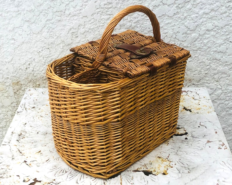 2 Wine Bottle Holders Vintage Wicker Picnic Basket Summer-y Cotton Lining