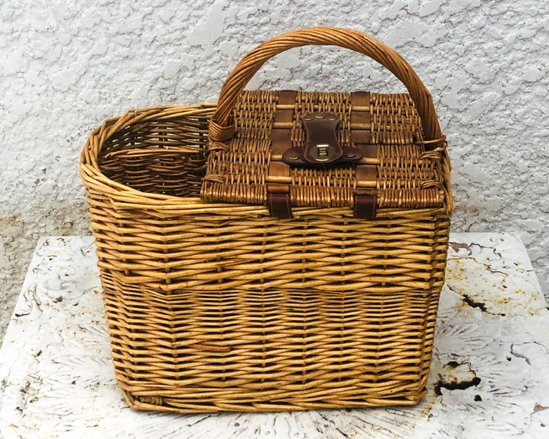 2 Wine Bottle Holders Vintage Wicker Picnic Basket Summer-y Cotton Lining