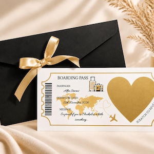 Puede incluir: Un sobre negro con un lazo dorado y una tarjeta de embarque blanca con un mapa mundial dorado, un icono de maleta y un gran corazón dorado para rascar. El texto dice Boarding Pass, Passenger Alfie Stevens, Departure Date 12th November 2026, Message So proud of you so I booked us a little something, y Scratch to Reveal.