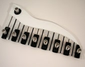 Musikalische Glasmenorah aus Glas geschmolzen, Kindermenorah, jüdisches Hochzeitsgeschenk, Klavierglasmenorah, Chanukka-Geschenk, lustige Formmenorah von YafitGlass