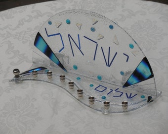 Israël Shalom verre fusionné menorah, cadeau de mariage juif, menorah traditionnelle, menorah debout, cadeau hanoukka, lettrage hébreu par YafitGlass