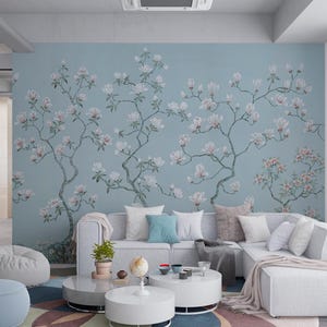 Elegante Chinoiserie Magnolien-Tapete - weiches blaues Blumenwand-Wandbild / abziehende Tapete