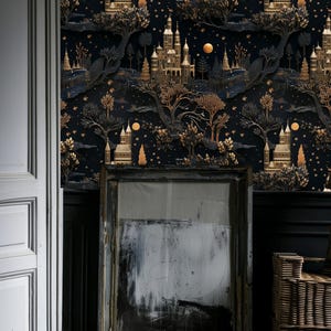 Puede incluir: Un papel tapiz azul oscuro con un patr&oacute;n repetitivo dorado y negro de castillos, &aacute;rboles y estrellas. El papel tapiz est&aacute; en una habitaci&oacute;n con una puerta blanca y un suelo de madera.
