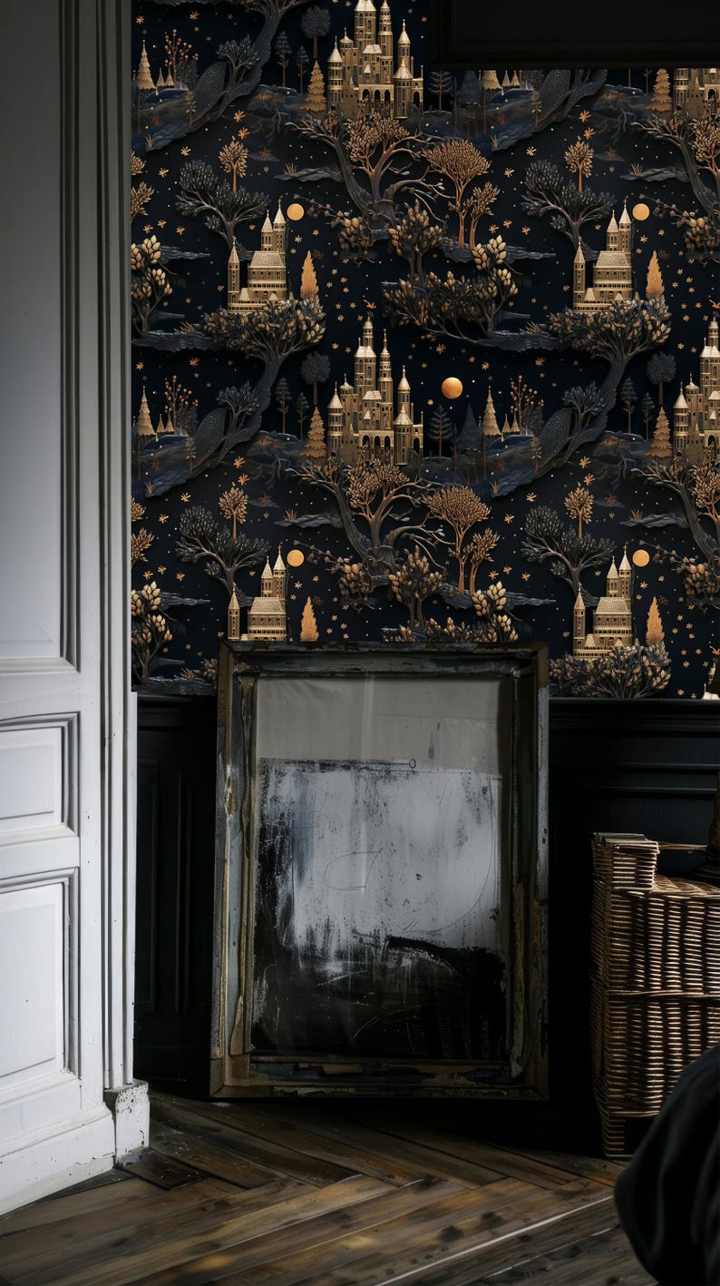 Puede incluir: Un papel tapiz azul oscuro con un patr&oacute;n repetitivo dorado y negro de castillos, &aacute;rboles y estrellas. El papel tapiz est&aacute; en una habitaci&oacute;n con una puerta blanca y un suelo de madera.