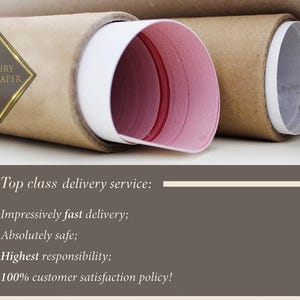 Puede incluir: Primer plano de un p&oacute;ster o impresi&oacute;n enrollado, asegurado en un tubo de cart&oacute;n marr&oacute;n. El tubo est&aacute; etiquetado como "Luxury Wallpaper" y el texto "Top class delivery service" es visible debajo de la imagen. El texto enumera los beneficios del servicio de entrega: "Entrega impresionantemente r&aacute;pida; Absolutamente seguro; M&aacute;xima responsabilidad; &iexcl;Pol&iacute;tica de satisfacci&oacute;n del cliente del 100%!"