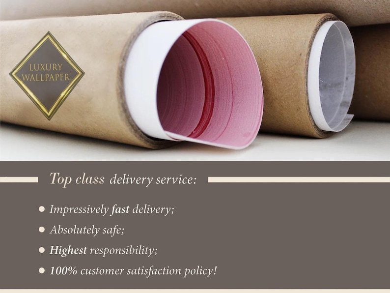 Puede incluir: Primer plano de un p&oacute;ster o impresi&oacute;n enrollado, asegurado en un tubo de cart&oacute;n marr&oacute;n. El tubo est&aacute; etiquetado como "Luxury Wallpaper" y el texto "Top class delivery service" es visible debajo de la imagen. El texto enumera los beneficios del servicio de entrega: "Entrega impresionantemente r&aacute;pida; Absolutamente seguro; M&aacute;xima responsabilidad; &iexcl;Pol&iacute;tica de satisfacci&oacute;n del cliente del 100%!"