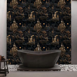 Puede incluir: Una ba&ntilde;era independiente negra con un papel tapiz estampado en oro y negro detr&aacute;s. El papel tapiz presenta un patr&oacute;n repetitivo de &aacute;rboles, castillos y lunas.