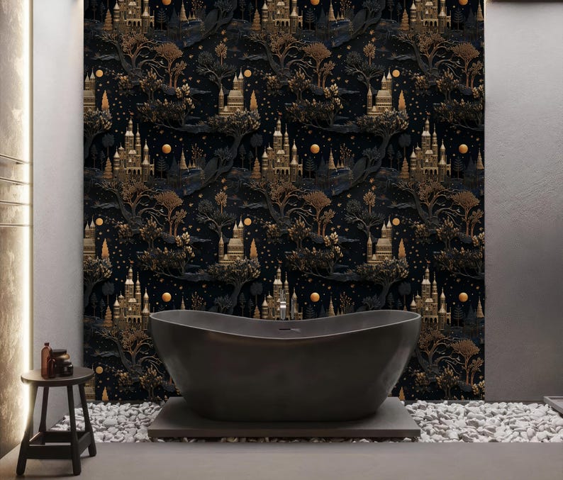 Puede incluir: Una ba&ntilde;era independiente negra con un papel tapiz estampado en oro y negro detr&aacute;s. El papel tapiz presenta un patr&oacute;n repetitivo de &aacute;rboles, castillos y lunas.