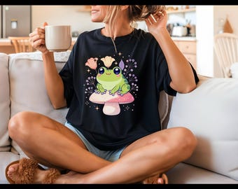 Kawaii Żaba na Grzybie PNG Słodka Żaba Cottagecore Clipart Pastelowy Muchomor Sublimacja Fairycore Kwiatowy Estetyczny Projekt Koszulki Sztuka Cyfrowa