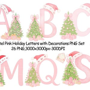 Könnte beinhalten: Eine Sammlung pastellrosa Weihnachts-Buchstaben, darunter A, B, C, M, Q und S, jeweils mit einem Weihnachtsbaum, Weihnachtsmütze und Geschenken verziert. Der Text lautet "Pastel Pink Holiday Letters with Decorations PNG Set".