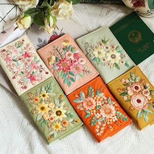 Paspoortomslag met handgeborduurde bloemen en bladeren. Paspoortomslag met unieke geborduurde naam. Paspoortomslag als cadeau voor familieleden