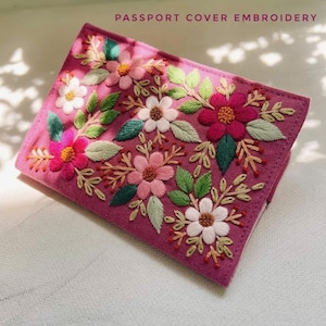 Étui pour passeport rose brodé à la main. Étui pour passeport pratique avec fleurs brodées. Cadeau fait main pour femme.