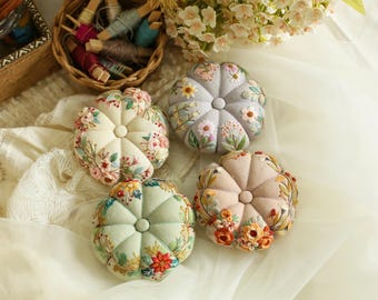 バラの花の刺繍入りピンクッション、手作り、正方形のピンクッション