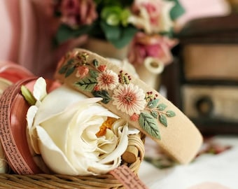 Geborduurde bloemenhoofdbanden, boho-haaraccessoires en vintage hoofdbanden zijn unieke cadeaus.