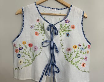 Top tovaglia, camicetta tovaglia. Cottage Core, top vintage rielaborato, abbigliamento sostenibile, camicetta ricamata a quadretti, taglia 10-12