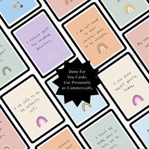K&ouml;nnte beinhalten: Eine Sammlung von Affirmationskarten mit Pastellhintergr&uuml;nden und Regenbogenillustrationen. Jede Karte zeigt eine positive Aussage in einer einfachen Schriftart. Die Karten sind auf einer wei&szlig;en Oberfl&auml;che angeordnet, mit dem Text "Done For You Cards, Use Personally or Commercially."