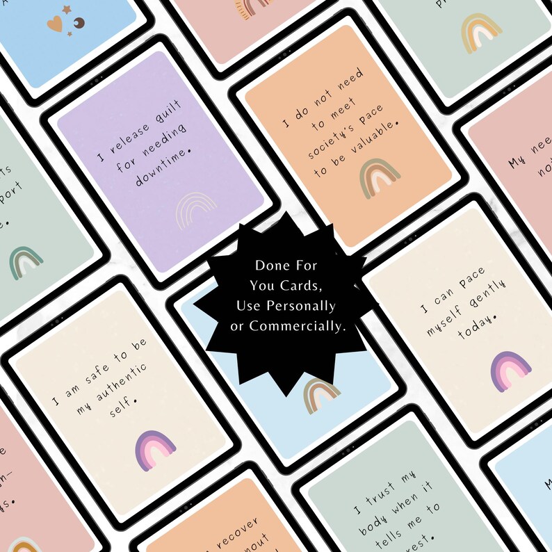 K&ouml;nnte beinhalten: Eine Sammlung von Affirmationskarten mit Pastellhintergr&uuml;nden und Regenbogenillustrationen. Jede Karte zeigt eine positive Aussage in einer einfachen Schriftart. Die Karten sind auf einer wei&szlig;en Oberfl&auml;che angeordnet, mit dem Text "Done For You Cards, Use Personally or Commercially."