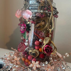 Puede incluir: Una taza de cerámica blanca con un asa negra y el texto "But First, Coffee" en negro, con una fuente de estilo manuscrito. La taza está sobre una superficie blanca.