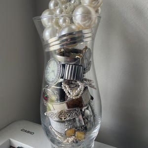 Puede incluir: Un juego de tres cuencos de cerámica anidados en tonos azules, verdes y blancos. Los cuencos presentan un esmalte moteado y un diseño sencillo y moderno. El cuenco más grande mide aproximadamente 15 cm de diámetro.