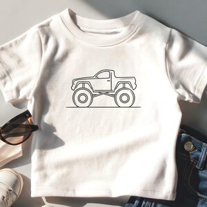 Puede incluir: Camiseta blanca con un dibujo de l&iacute;nea negra de una camioneta en la parte delantera.