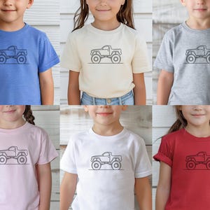 Puede incluir: Seis camisetas para ni&ntilde;os en diferentes colores, cada una con un dibujo simple de una camioneta pick-up. Las camisetas est&aacute;n disponibles en azul, rosa, blanco, gris, rojo y crema.