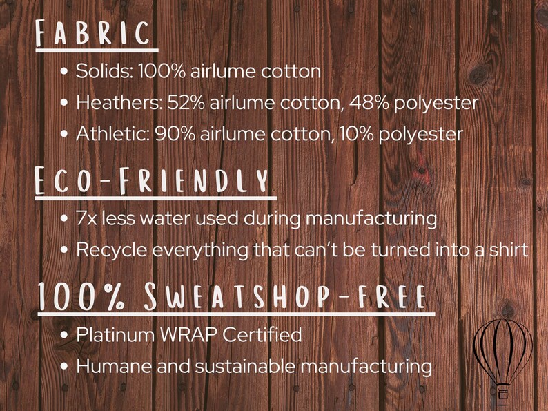 Puede incluir: Un letrero de madera con el texto "FABRIC", "ECO-FRIENDLY" y "100% SWEATSHOP-FREE" en letras blancas. El letrero enumera la composici&oacute;n de la tela de los productos, incluyendo algod&oacute;n airlume y poli&eacute;ster. Tambi&eacute;n destaca las pr&aacute;cticas de fabricaci&oacute;n ecol&oacute;gicas y &eacute;ticas, incluyendo el uso de menos agua y el reciclaje de materiales.